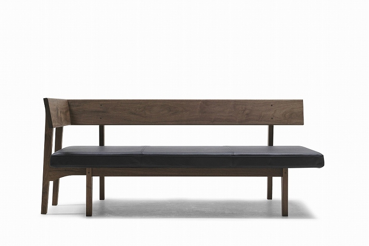 背面に抜けがあり、重くなりすぎない背もたれが魅力「REGALO SOFA | レガーロ ソファ」