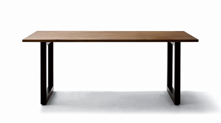 ずっと触れていたくなる手触り！長く使えるシンプルなダイニングテーブル「WILDWOOD DINING TABLE | ワイルドウッド ダイニングテーブル」