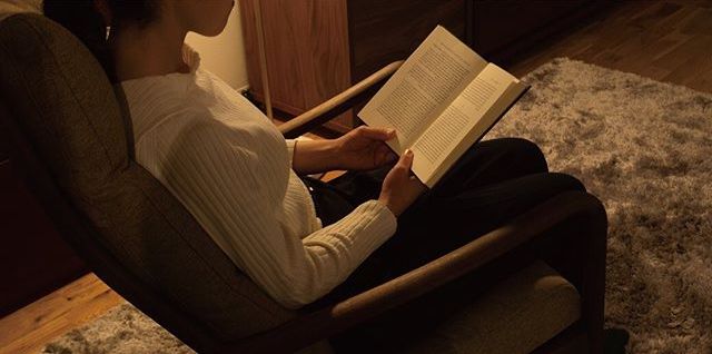 ハイバックラウンジチェアで読書を楽しむ