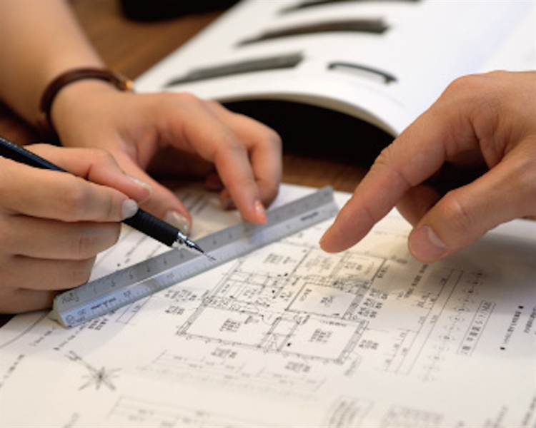 図面を描く人の手元と製図