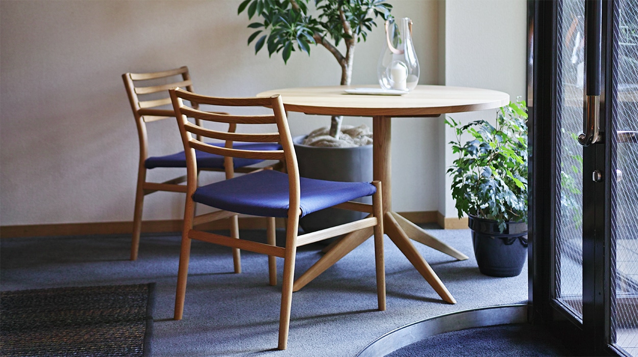 YU UT4 DINING TABLE